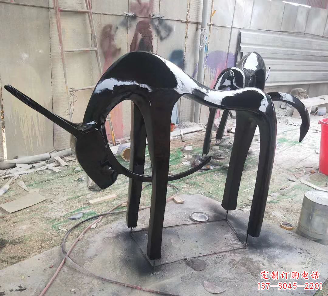 无锡玻璃钢制作的鹿雕塑——装点你的庭院