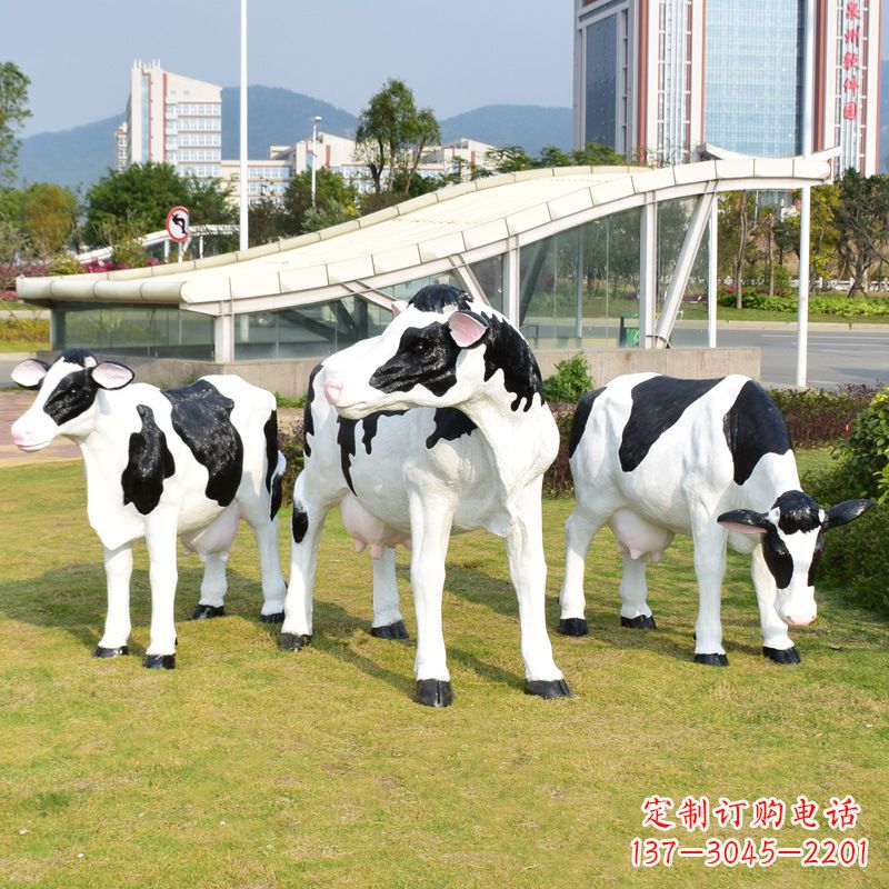 无锡玻璃钢制作的仿真奶牛雕塑——装点园林草坪