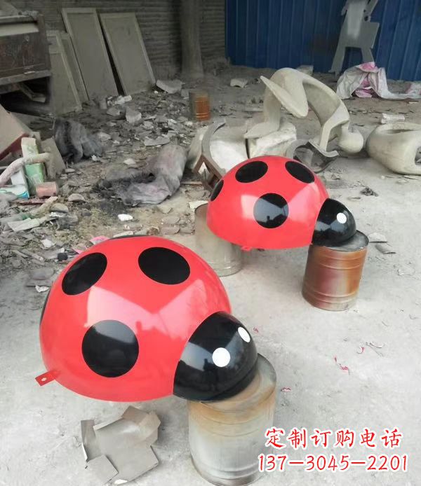 无锡玻璃钢制瓢虫雕塑绚丽多彩的公园景观摆件