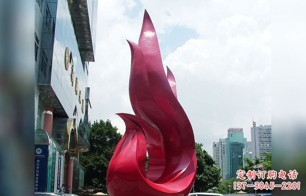 无锡孔雀广场的不锈钢雕塑