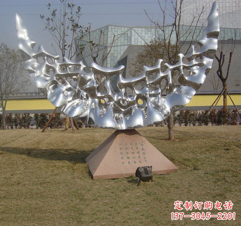 无锡不锈钢公园抽象月亮雕塑