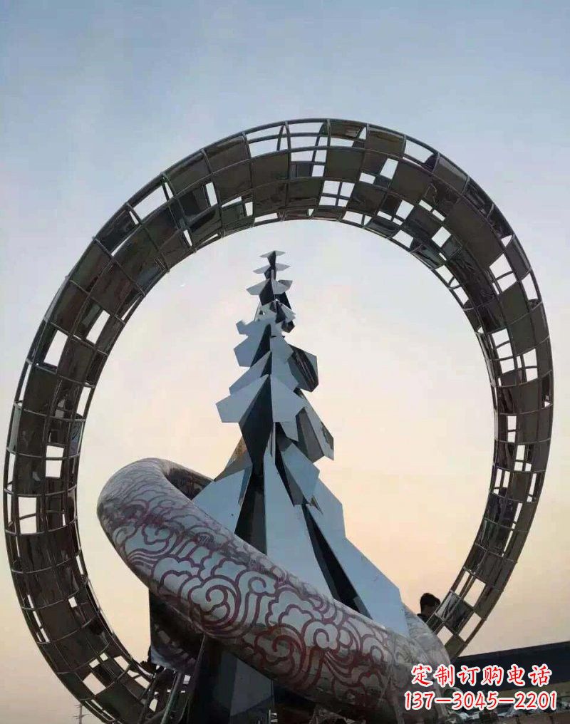 无锡不锈钢广场上的松树雕塑