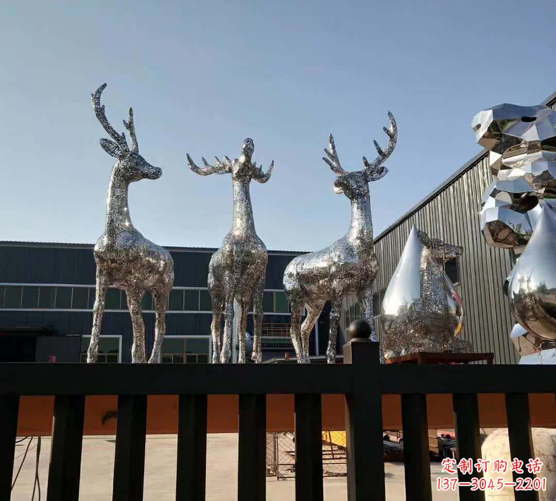 无锡不锈钢梅花鹿雕塑给空间增添优雅气息