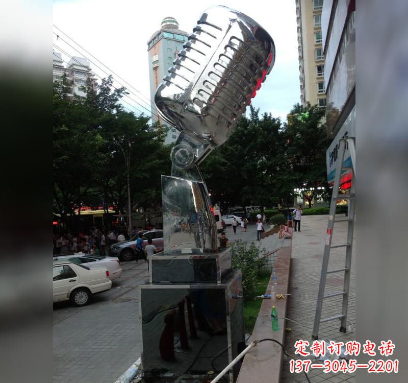 无锡不锈钢话筒雕塑2