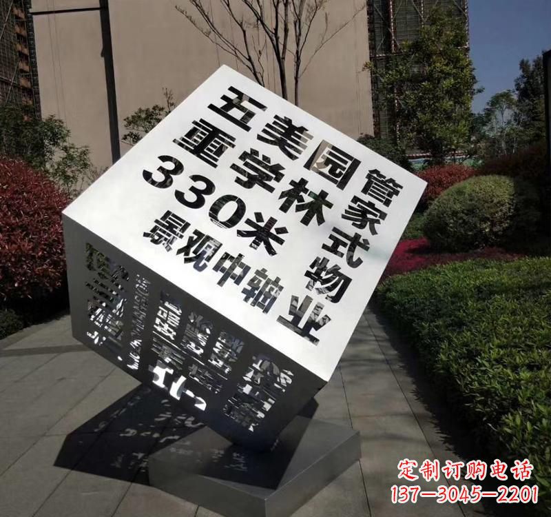 无锡精致而经典不锈钢立体魔方雕塑