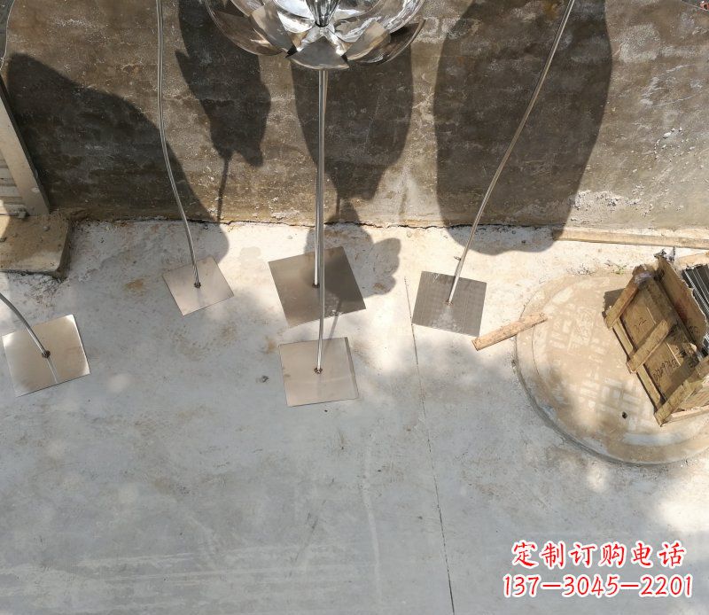 无锡不锈钢荷叶雕塑给大厅带来精致优雅