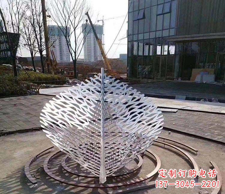 无锡不锈钢镂空锻造树叶雕塑
