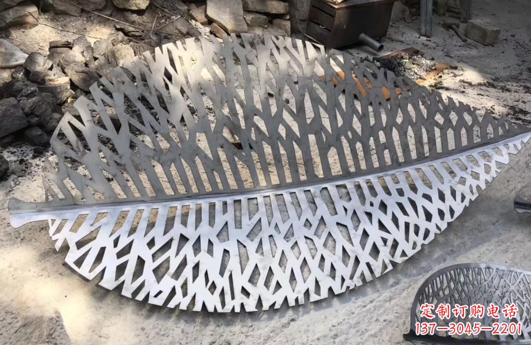 无锡不锈钢镂空树叶雕塑艺术的精美结合