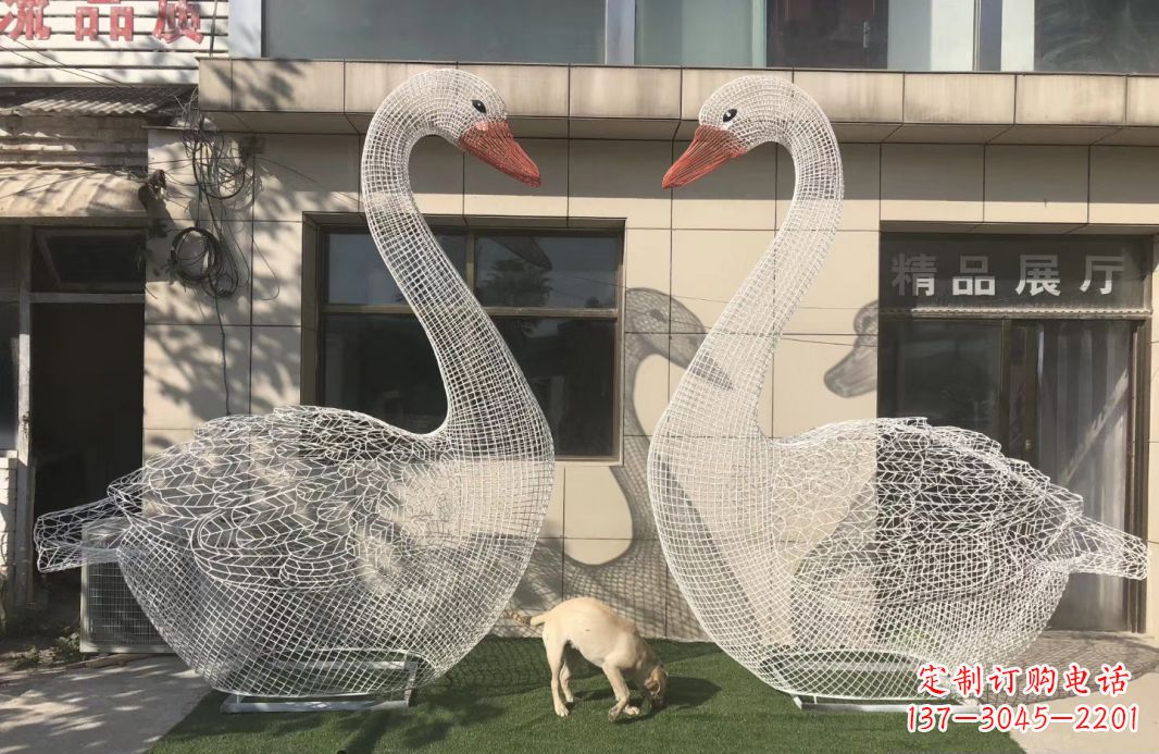 无锡不锈钢镂空天鹅雕塑给室外增添美感