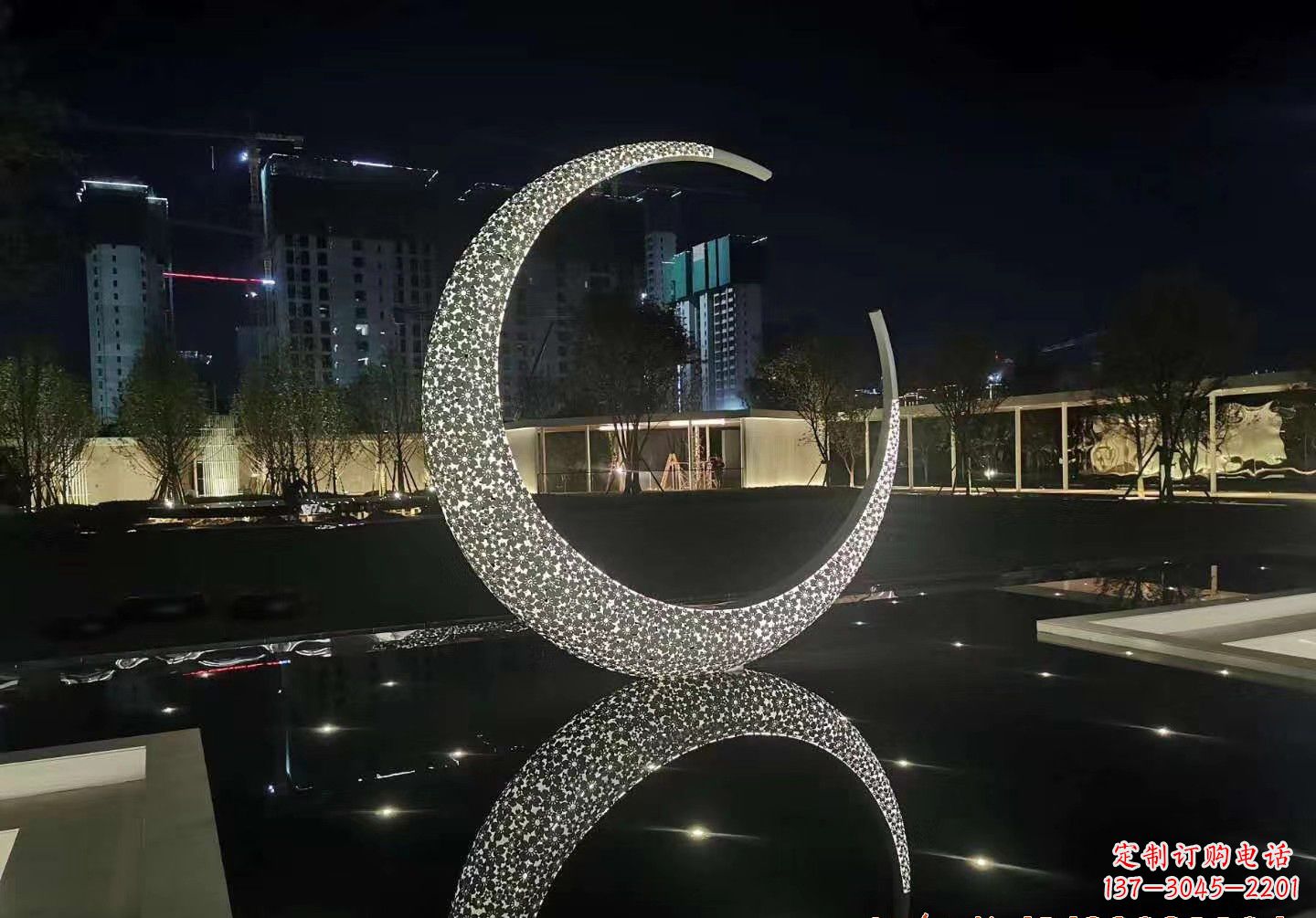 无锡不锈钢镂空月亮雕塑营造浪漫氛围