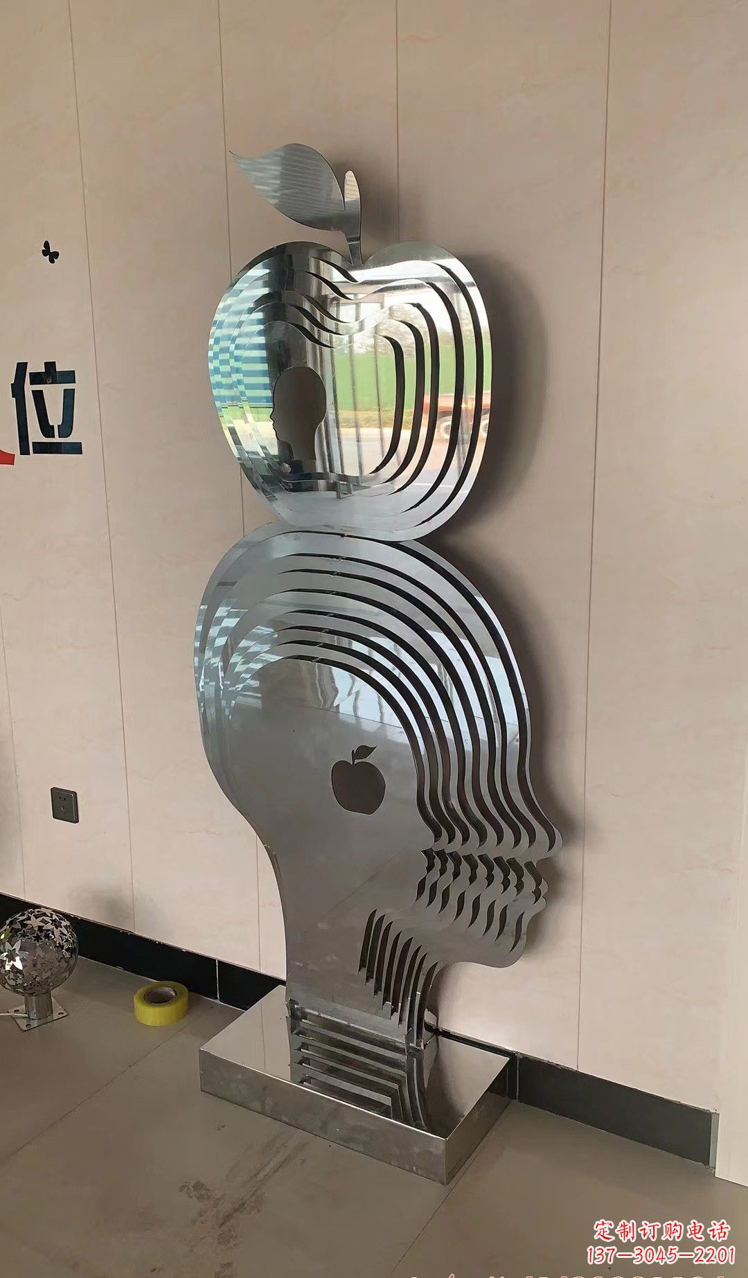 无锡不锈钢头顶苹果镜面景观雕塑
