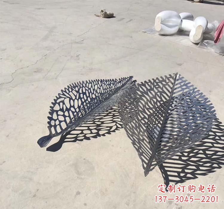 无锡不锈钢园林镂空树叶雕塑给空间增添美感