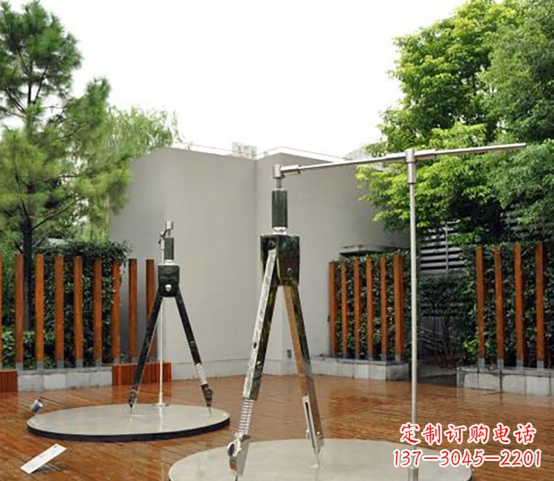 无锡以不锈钢精雕细琢的圆规雕塑
