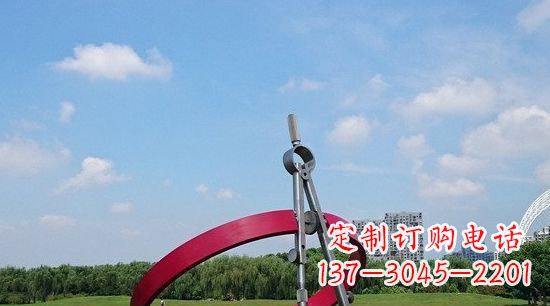无锡不锈钢圆规雕塑环绕着美景