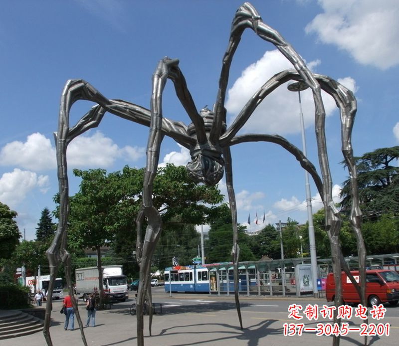 无锡蜘蛛侠雕塑点缀不锈钢的景观