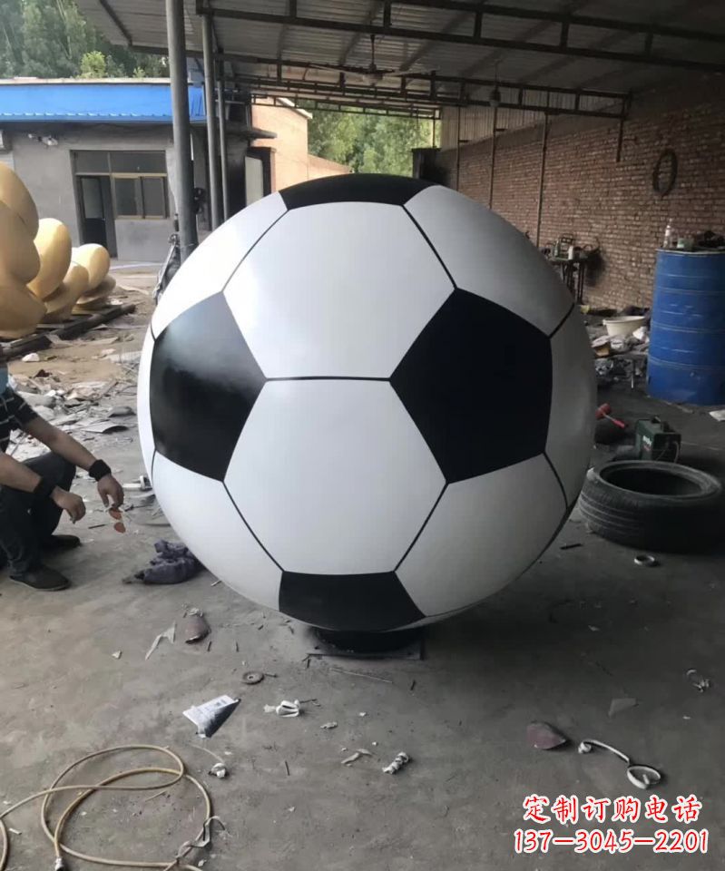 无锡足球雕塑一座屹立不倒的象征