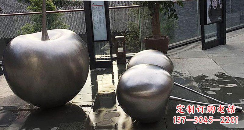 无锡樱桃雕塑点缀步行街美丽景观