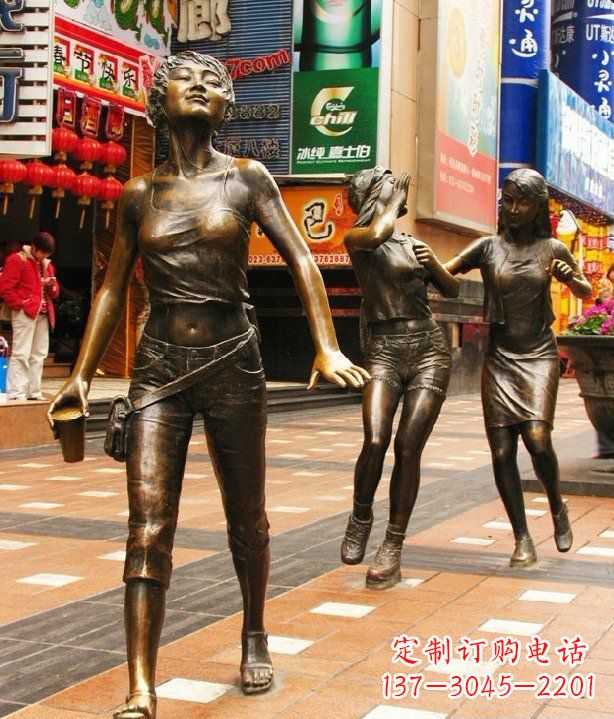无锡步行街逛街的女孩以铜雕的形式永久保存
