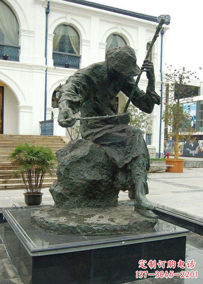 无锡步行街拉二胡的人物景观铜雕