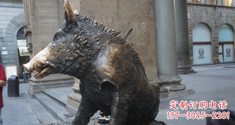 无锡野猪雕塑给步行街带来美丽风景
