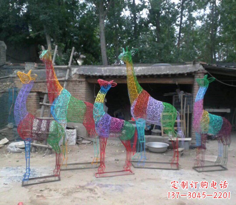 无锡彩色不锈钢镂空长颈鹿雕塑它的美丽
