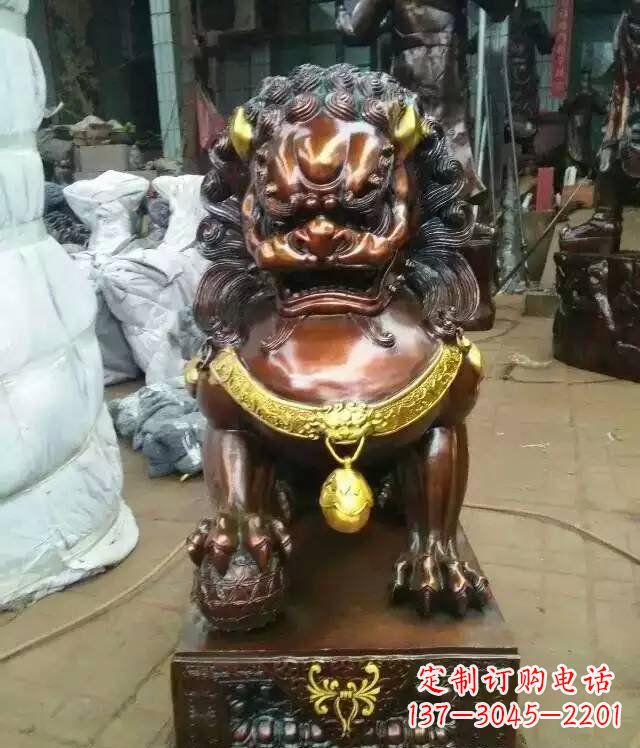 无锡踩球的狮子铜雕