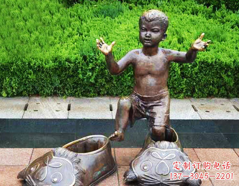 无锡穿老虎鞋的小孩公园小品玻璃钢仿铜雕塑