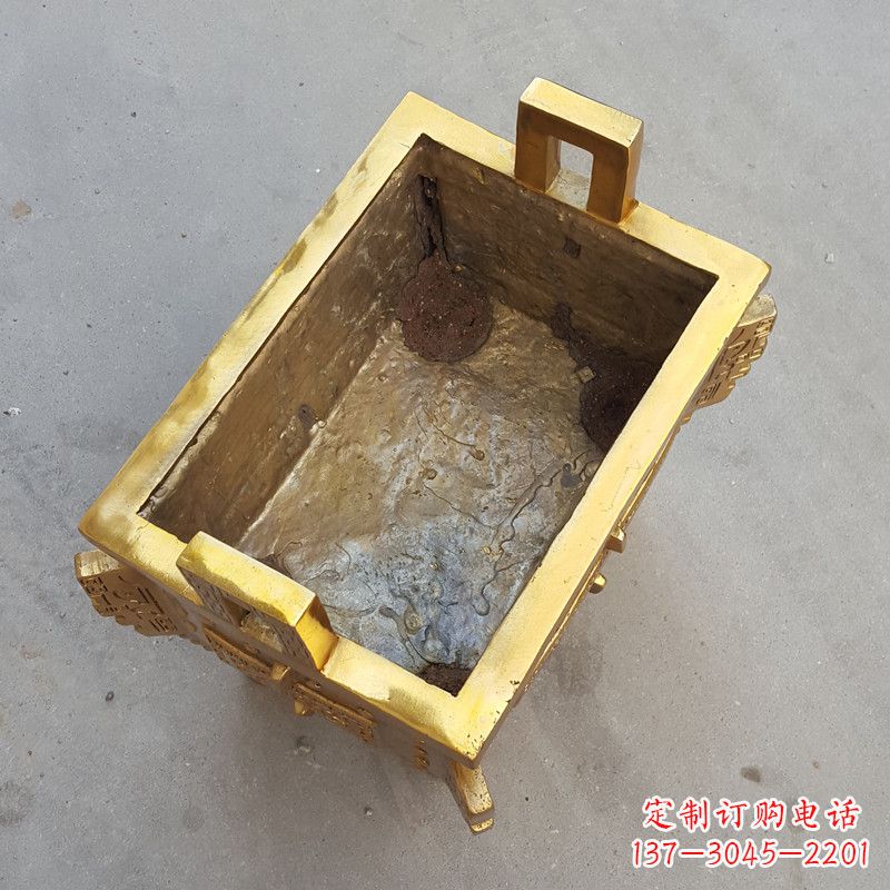 无锡以纯铜铸造的金色香炉鼎
