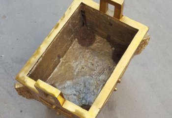 无锡以纯铜铸造的金色香炉鼎