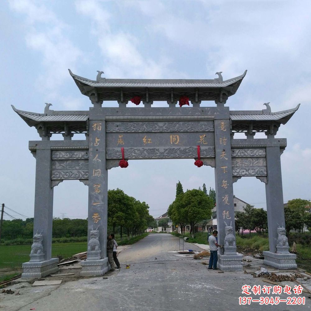 无锡村镇青石三门石雕牌坊