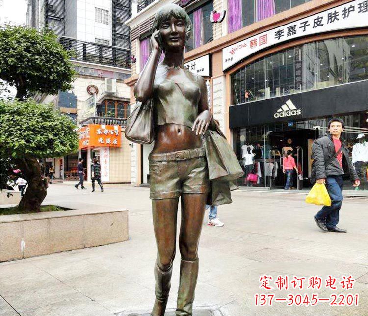 无锡打电话逛街的女孩铜雕