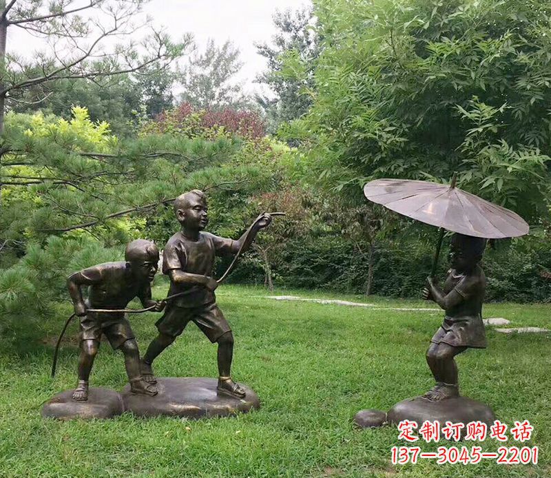 无锡打伞玩水的儿童铜雕