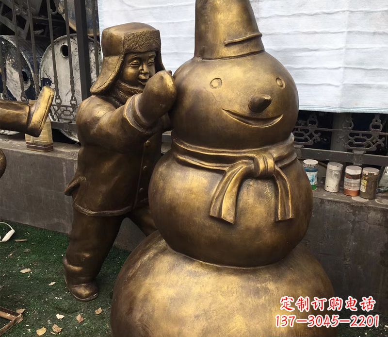 无锡戴帽子堆雪人的儿童铜雕