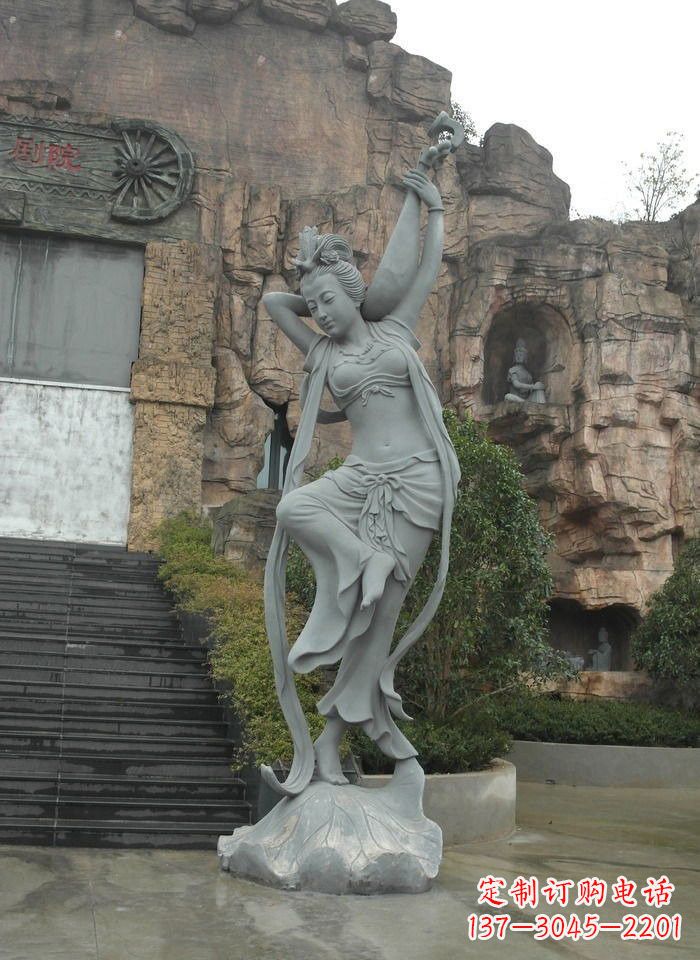 无锡弹琵琶的飞天人物石雕