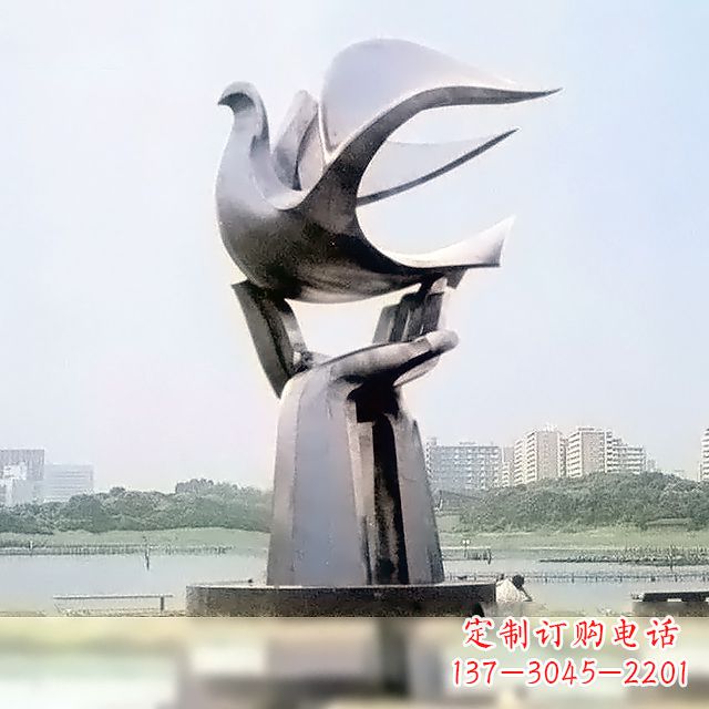 无锡雕像上面站一只鸽子
