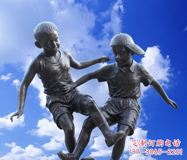 无锡校园玻璃钢仿铜儿童踢球景观雕塑