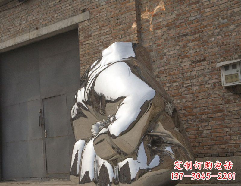 无锡冰冷威力,让精神抖动的不锈钢拳头雕塑