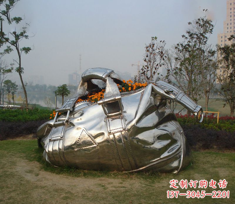 无锡不锈钢手提包雕塑--传承经典,拥有独特之美
