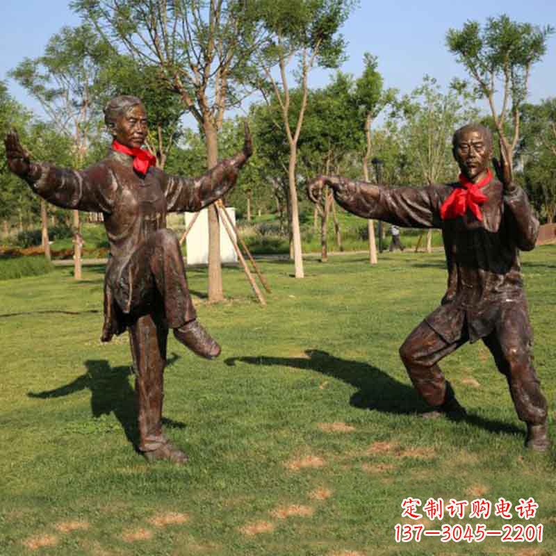 无锡公园草坪体育运动人物打太极拳的老人雕塑