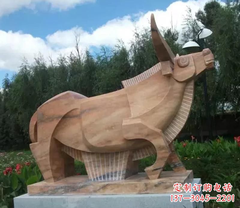 无锡公园抽象动物牛石雕