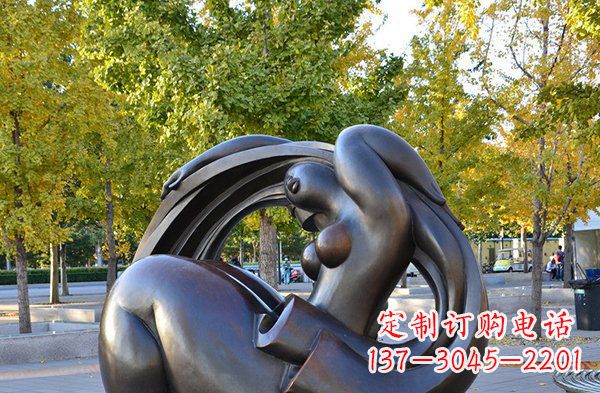 无锡公园抽象女人人物铜雕