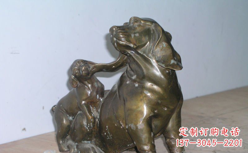 无锡公园打闹的小狗动物铜雕