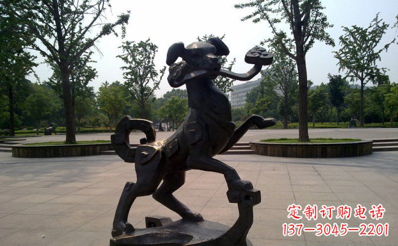 无锡公园叼着如意的狗动物铜雕