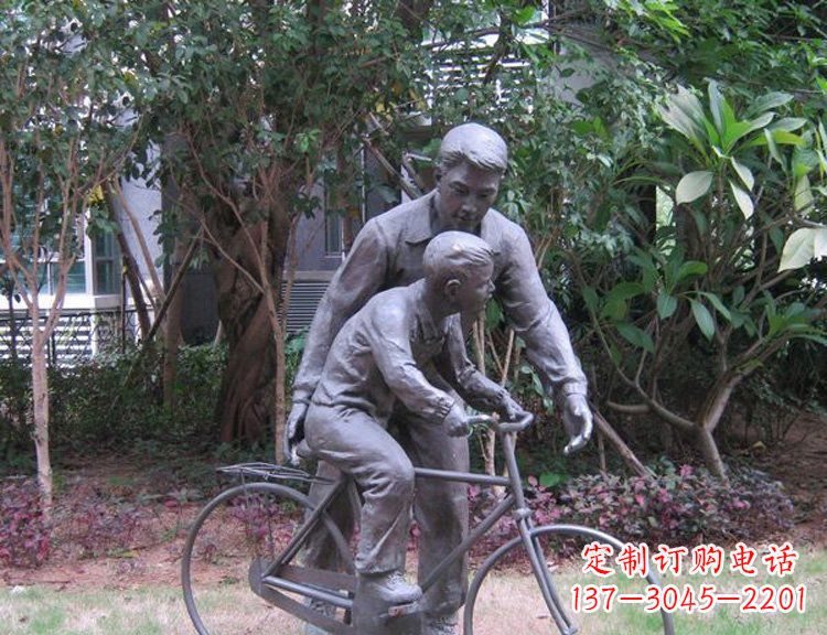 无锡公园教儿子骑自行车的父亲小品铜雕