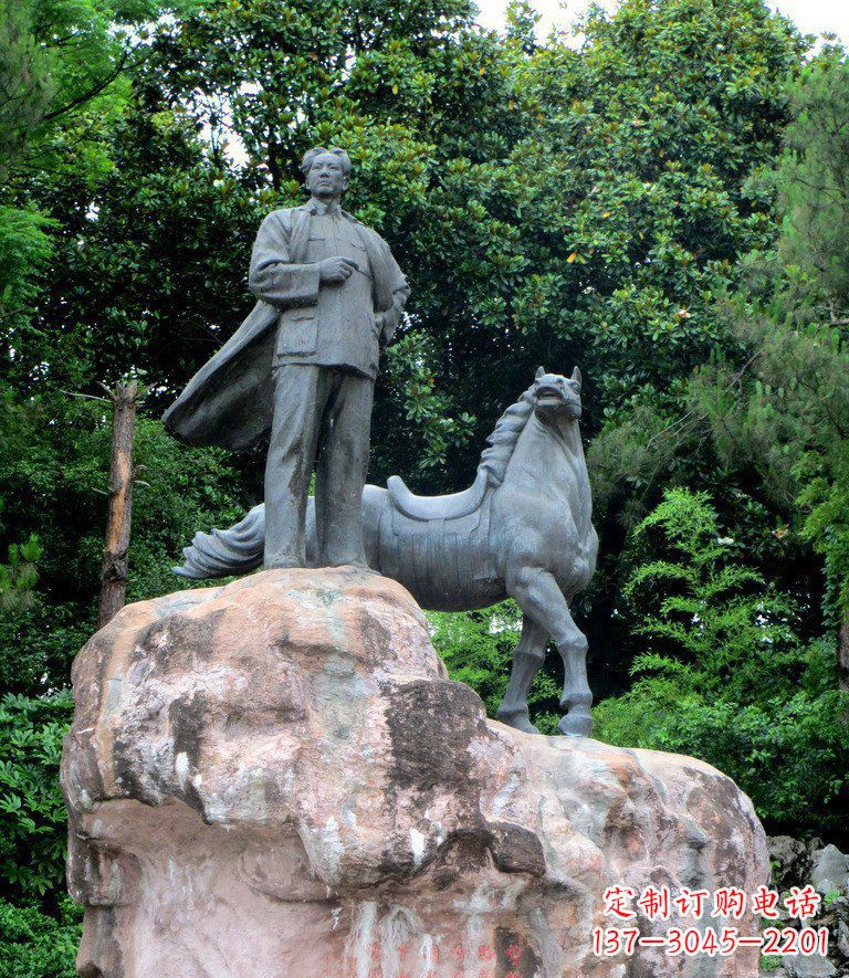 无锡公园毛主席和马景观铜雕