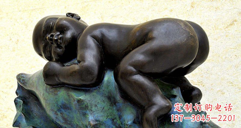 无锡公园趴在石头上睡觉的小男孩景观铜雕