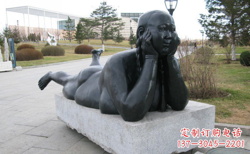 无锡趴着的胖女孩铜雕塑