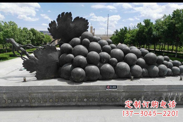 无锡美轮美奂的葡萄铜雕塑