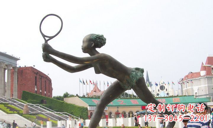 无锡公园少女打羽毛球铜雕