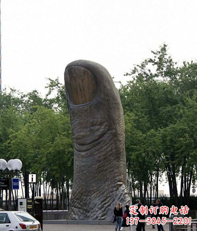 无锡公园竖着的大拇指景观铜雕